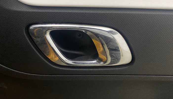 2022 Renault Kwid CLIMBER 1.0 AMT Dual Tone , Petrol, Automatic, 25,418 km, Driver Side Door Panels Control