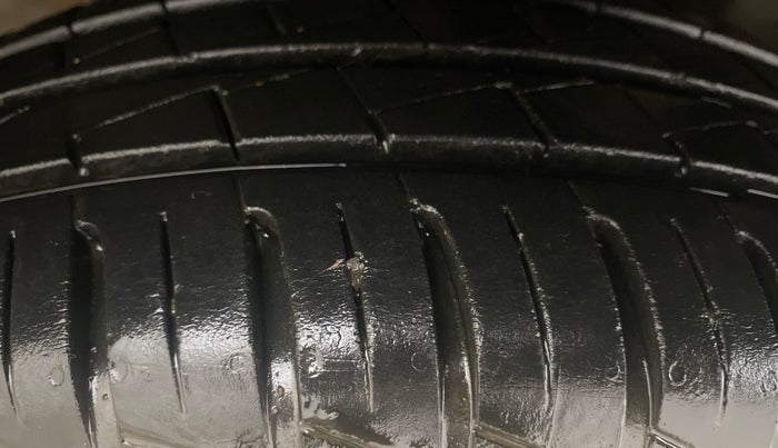 2022 Renault Kwid CLIMBER 1.0 AMT Dual Tone , Petrol, Automatic, 25,418 km, Left Front Tyre Tread