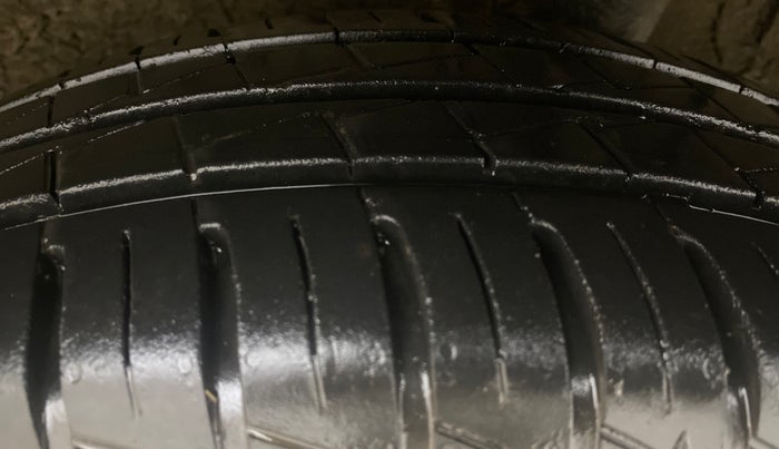 2022 Renault Kwid CLIMBER 1.0 AMT Dual Tone , Petrol, Automatic, 25,418 km, Left Rear Tyre Tread