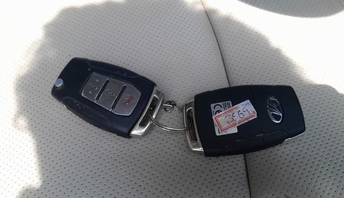 2019 Mahindra XUV300 W8 (O) 1.5 DIESEL, Diesel, Manual, 1,47,530 km, Key Close Up