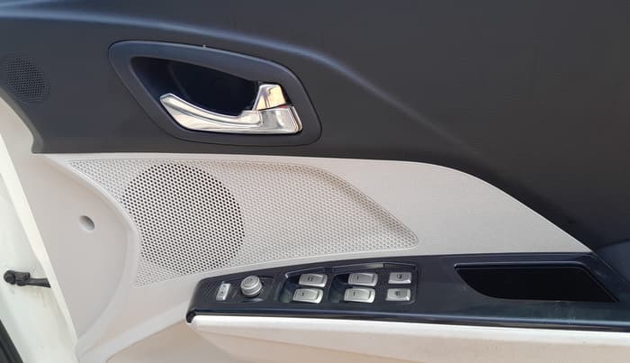 2019 Mahindra XUV300 W8 (O) 1.5 DIESEL, Diesel, Manual, 1,47,530 km, Driver Side Door Panels Control