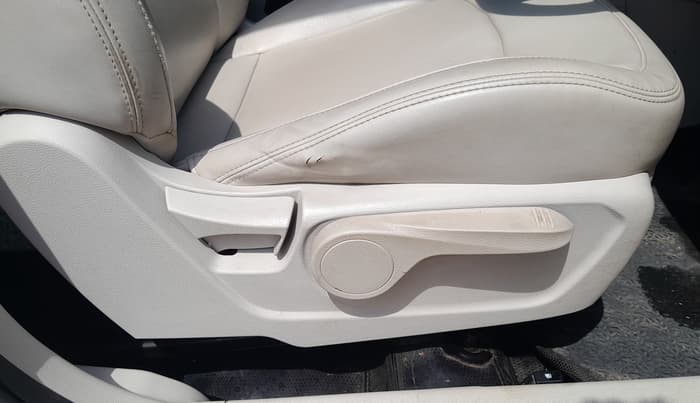 2019 Mahindra XUV300 W8 (O) 1.5 DIESEL, Diesel, Manual, 1,47,530 km, Driver Side Adjustment Panel