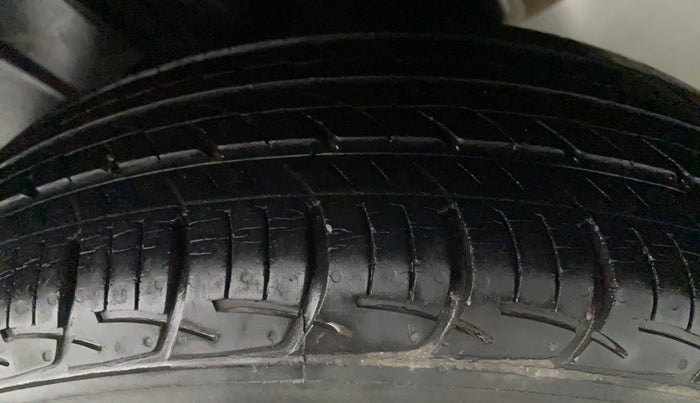 2016 Maruti Ciaz VXI+, Petrol, Manual, 27,576 km, Left Rear Tyre Tread