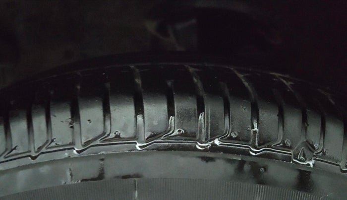 2015 Hyundai i10 SPORTZ 1.1, CNG, Manual, 1,03,317 km, Left Front Tyre Tread