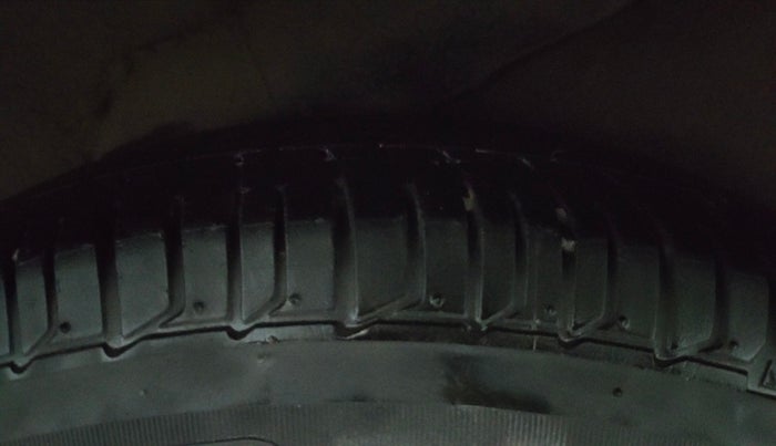 2015 Hyundai i10 SPORTZ 1.1, CNG, Manual, 1,03,317 km, Left Rear Tyre Tread