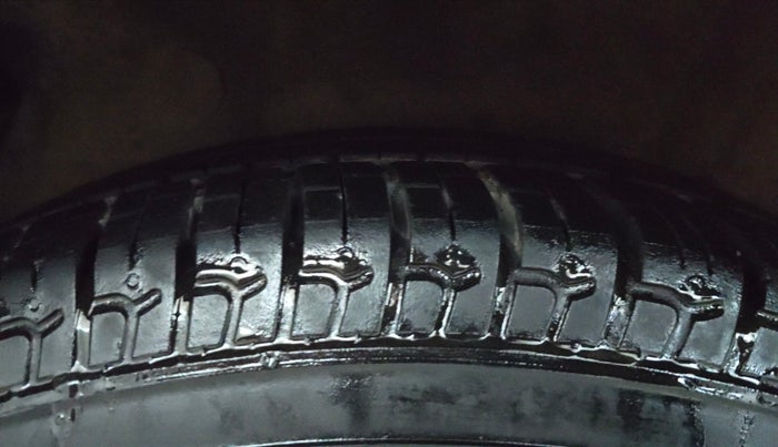 2015 Hyundai i10 SPORTZ 1.1, CNG, Manual, 1,03,317 km, Right Rear Tyre Tread