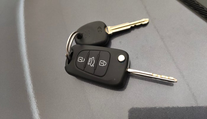 2015 Hyundai i10 SPORTZ 1.1, CNG, Manual, 1,03,317 km, Key Close Up