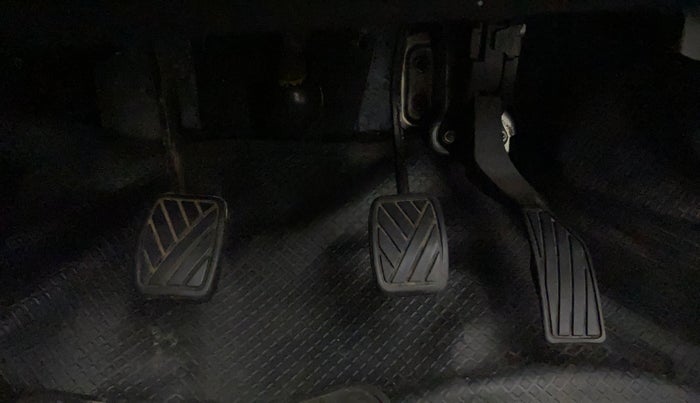 2015 Maruti Swift VXI, Petrol, Manual, 68,340 km, Pedals