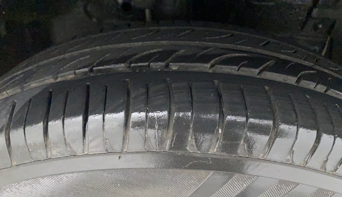 2015 Maruti Swift VXI, Petrol, Manual, 68,340 km, Right Front Tyre Tread