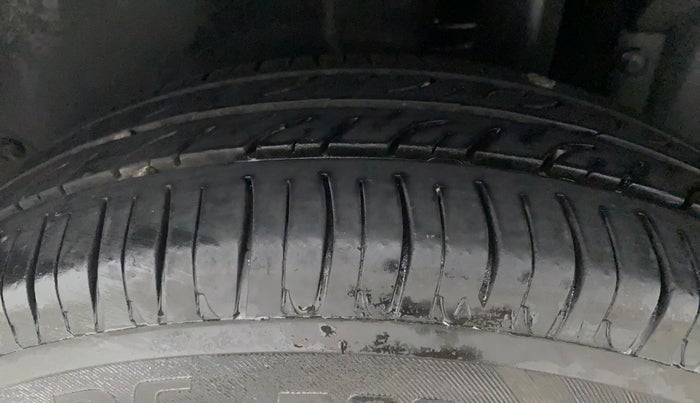 2015 Maruti Swift VXI, Petrol, Manual, 68,340 km, Left Rear Tyre Tread