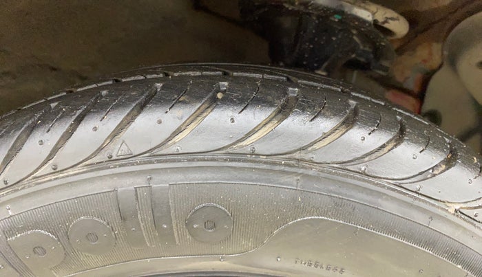 2014 Hyundai Eon SPORTZ, Petrol, Manual, 28,305 km, Right Front Tyre Tread