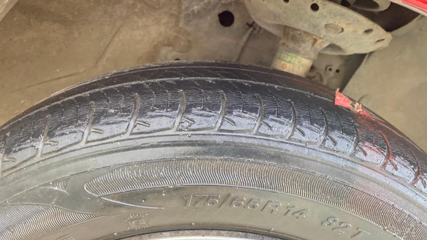 2015 Honda Brio S MT, Petrol, Manual, 20,885 km, Right Front Tyre Tread