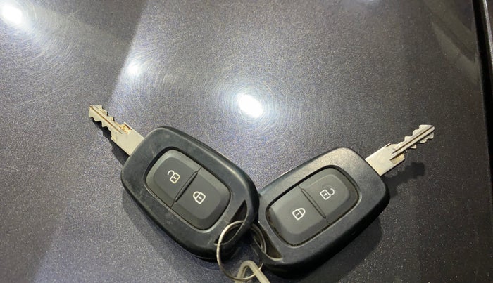 2017 Renault Duster RXE PETROL, Petrol, Manual, 27,433 km, Key Close Up