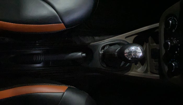 2017 Renault Duster RXE PETROL, Petrol, Manual, 27,433 km, Gear Lever