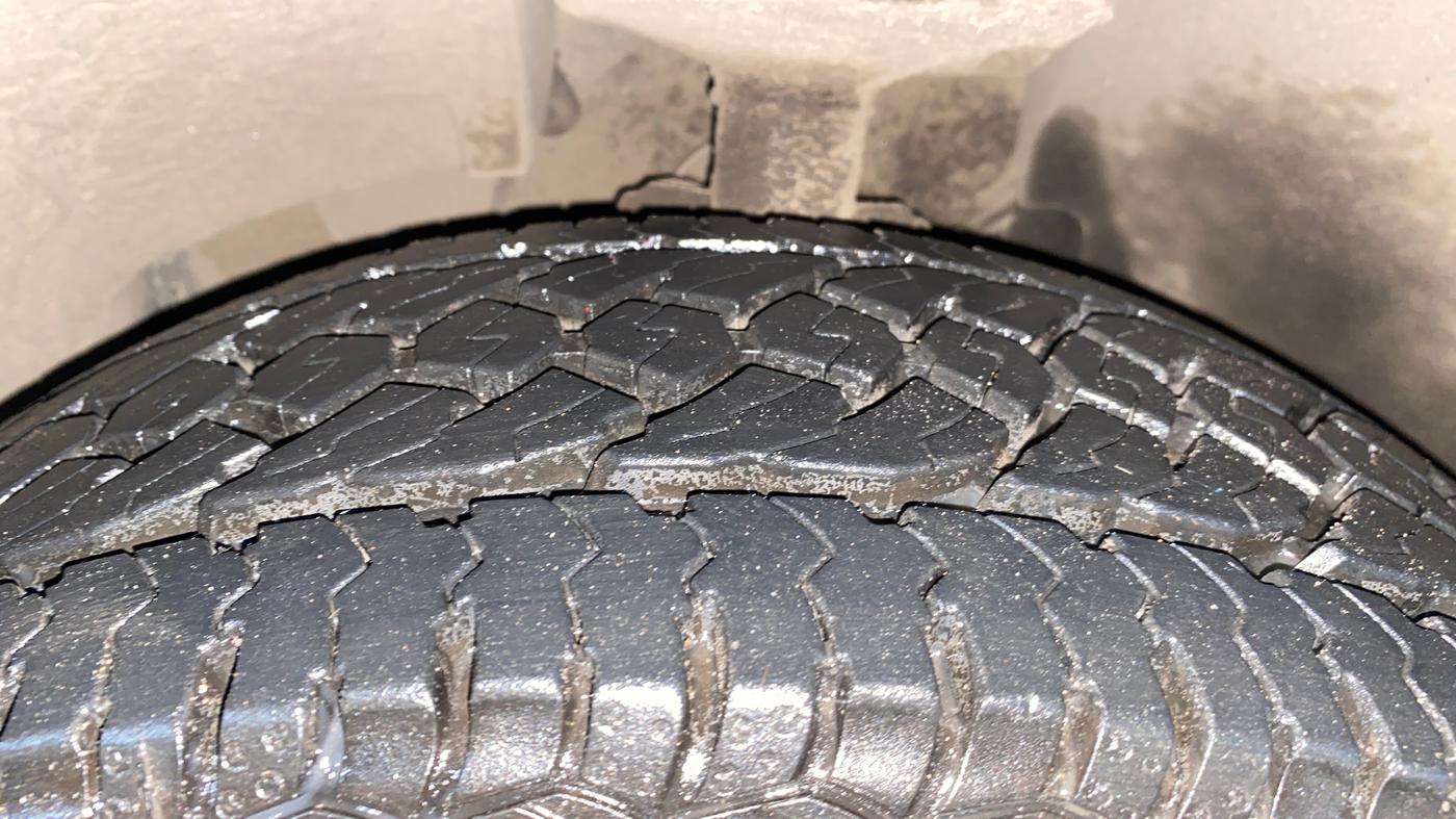 2017 Renault Duster RXE PETROL, Petrol, Manual, 27,433 km, Left Front Tyre Tread