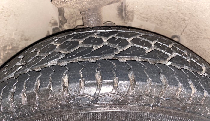 2017 Renault Duster RXE PETROL, Petrol, Manual, 27,433 km, Right Front Tyre Tread