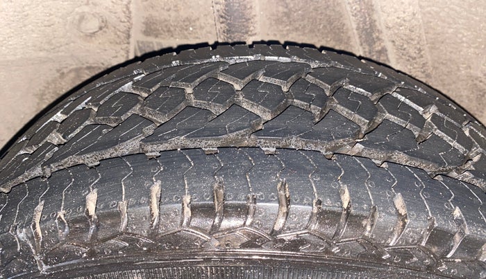 2017 Renault Duster RXE PETROL, Petrol, Manual, 27,433 km, Right Rear Tyre Tread