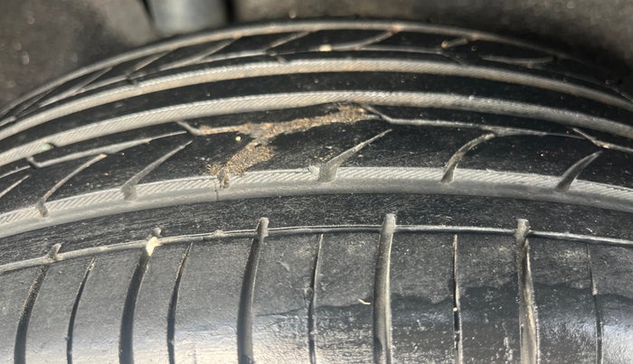 2013 Ford Ecosport TITANIUM 1.0L ECOBOOST, Petrol, Manual, 1,02,167 km, Right Rear Tyre Tread