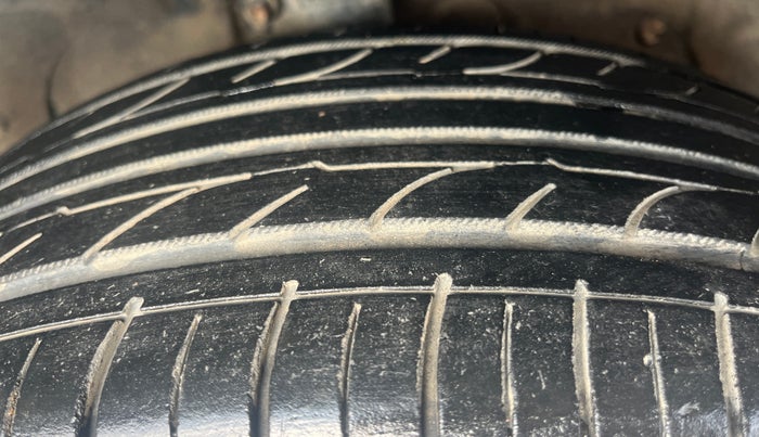 2013 Ford Ecosport TITANIUM 1.0L ECOBOOST, Petrol, Manual, 1,02,167 km, Right Front Tyre Tread