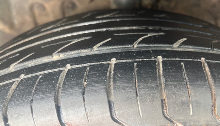 2013 Ford Ecosport TITANIUM 1.0L ECOBOOST, Petrol, Manual, 1,02,167 km, Left Front Tyre Tread