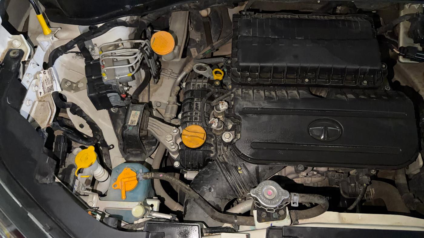 2022 Tata PUNCH ACCOMPLISHED AMT, Petrol, Automatic, 34,452 km, Engine View - Right