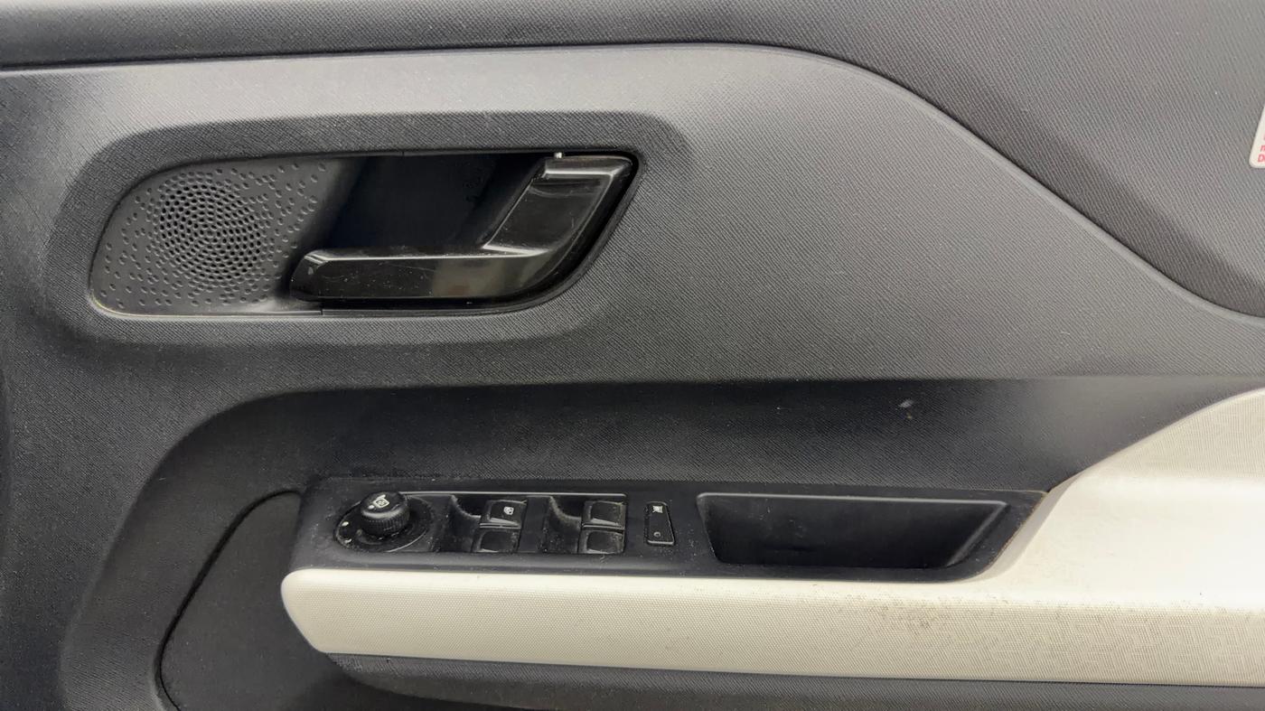 2022 Tata PUNCH ACCOMPLISHED AMT, Petrol, Automatic, 34,452 km, Driver Side Door Panels Control