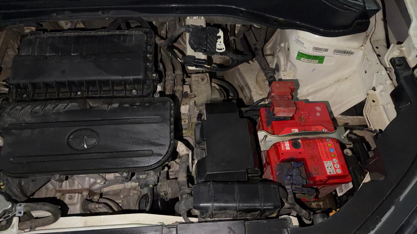 2022 Tata PUNCH ACCOMPLISHED AMT, Petrol, Automatic, 34,452 km, Engine View - Left
