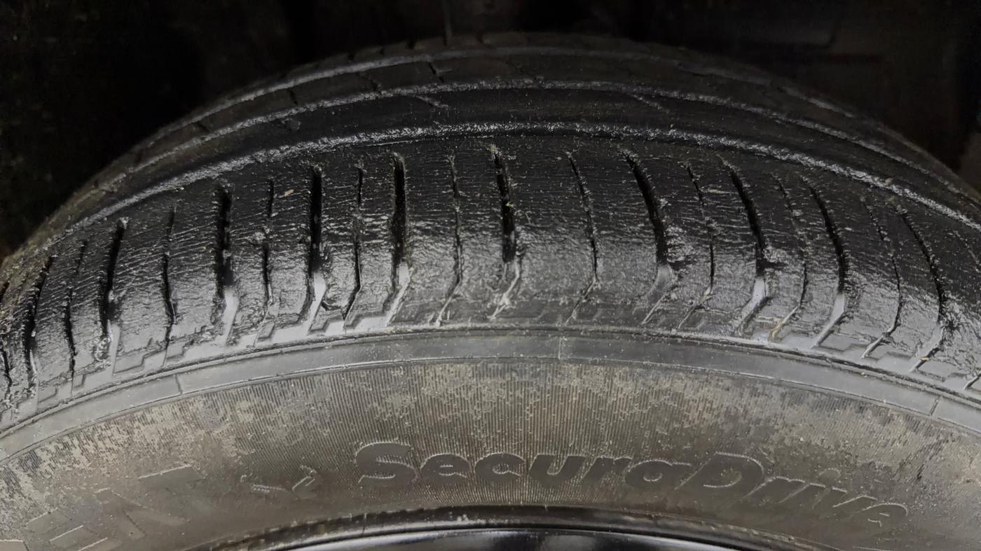 2022 Tata PUNCH ACCOMPLISHED AMT, Petrol, Automatic, 34,452 km, Right Front Tyre Tread