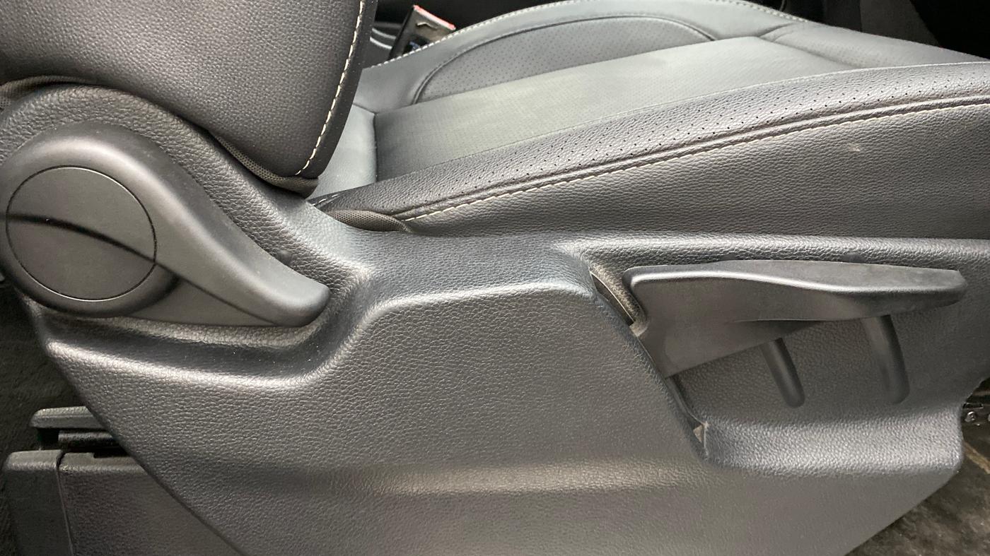 2018 Tata Hexa Varicor 400 XT, Diesel, Manual, 70,950 km, Driver Side Adjustment Panel