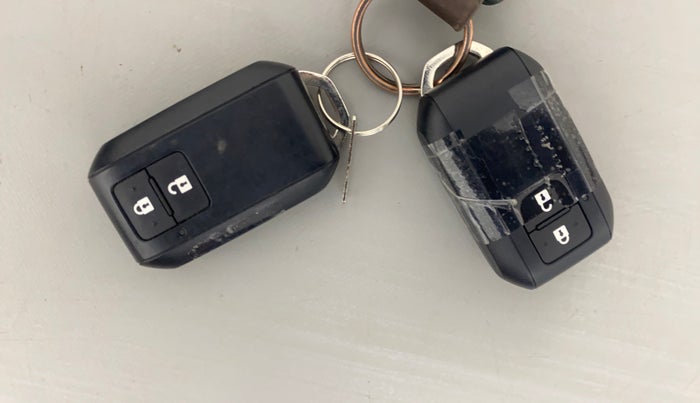 2025 Maruti Swift ZXi Plus Dual Tone AMT, Petrol, Automatic, 5,654 km, Key Close Up