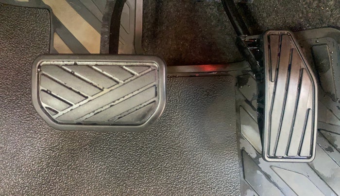 2025 Maruti Swift ZXi Plus Dual Tone AMT, Petrol, Automatic, 5,654 km, Pedals