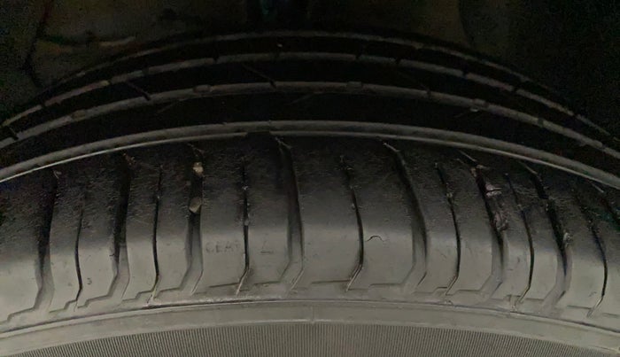 2016 Maruti Vitara Brezza ZDI PLUS, Diesel, Manual, 85,156 km, Left Front Tyre Tread