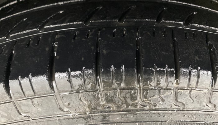 2017 Maruti Swift VXI O, Petrol, Manual, 90,205 km, Left Front Tyre Tread