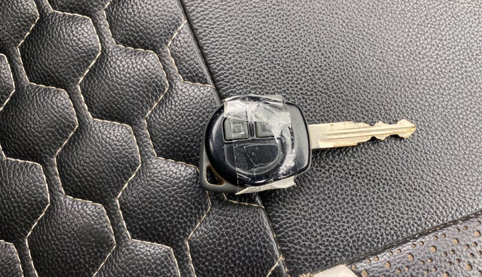 2017 Maruti Swift VXI O, Petrol, Manual, 90,205 km, Key Close Up