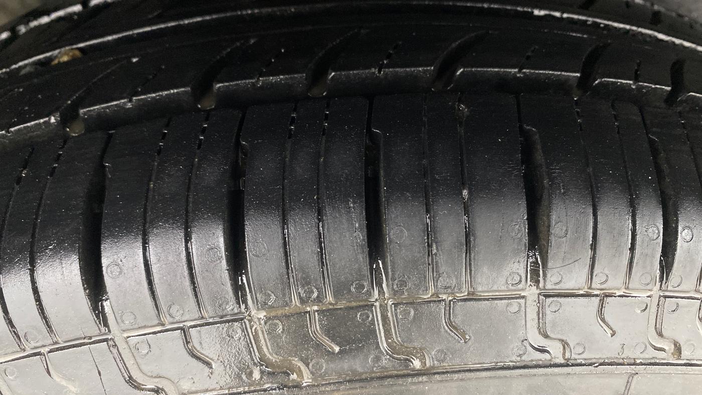 2017 Maruti Swift VXI O, Petrol, Manual, 90,205 km, Right Rear Tyre Tread