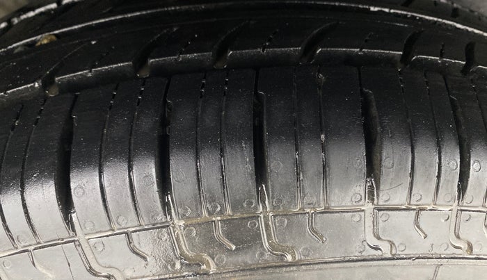 2017 Maruti Swift VXI O, Petrol, Manual, 90,205 km, Right Rear Tyre Tread