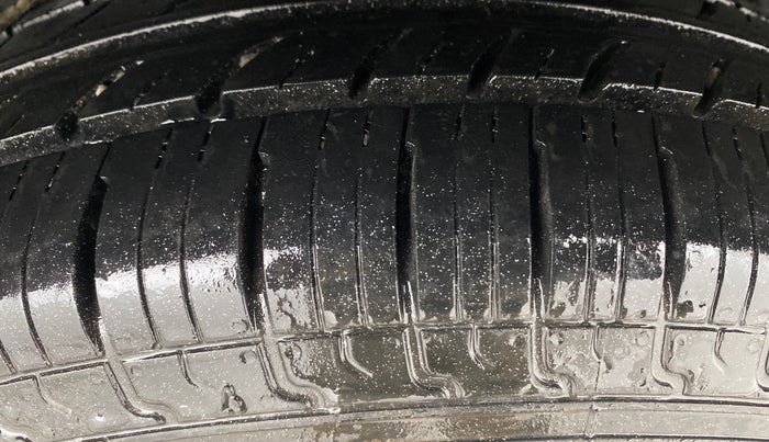 2017 Maruti Swift VXI O, Petrol, Manual, 90,205 km, Left Rear Tyre Tread