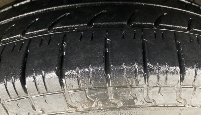 2017 Maruti Swift VXI O, Petrol, Manual, 90,205 km, Right Front Tyre Tread