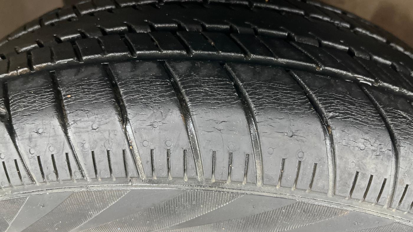 2017 Volkswagen Polo HIGHLINE1.2L, Petrol, Manual, 66,999 km, Left Front Tyre Tread