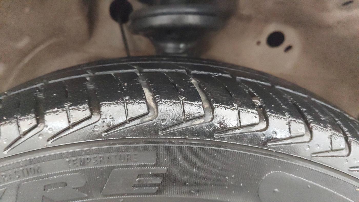 2015 Maruti Wagon R Stingray VXI, Petrol, Manual, 48,334 km, Right Front Tyre Tread