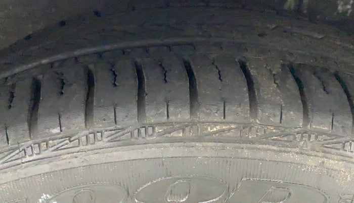 2011 Toyota Etios Liva V, Petrol, Manual, 46,096 km, Right Front Tyre Tread