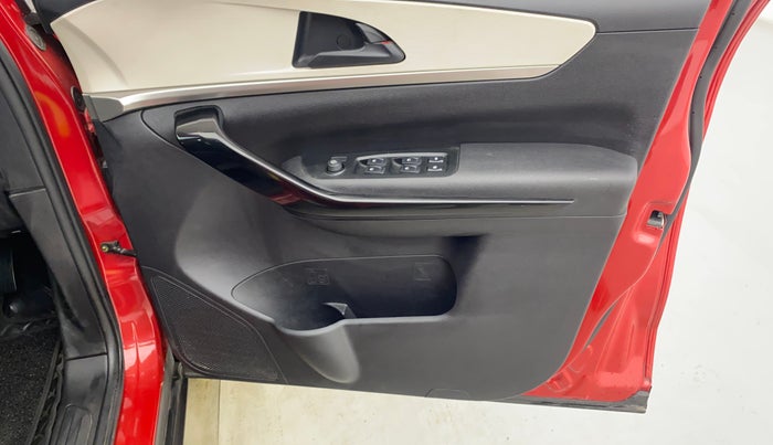 2023 Mahindra XUV700 AX 5 D MT 7 STR, Diesel, Manual, 42,198 km, Driver Side Door Panels Control