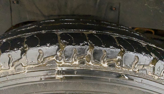 2016 Mahindra TUV300 T8, Diesel, Manual, 76,095 km, Right Rear Tyre Tread