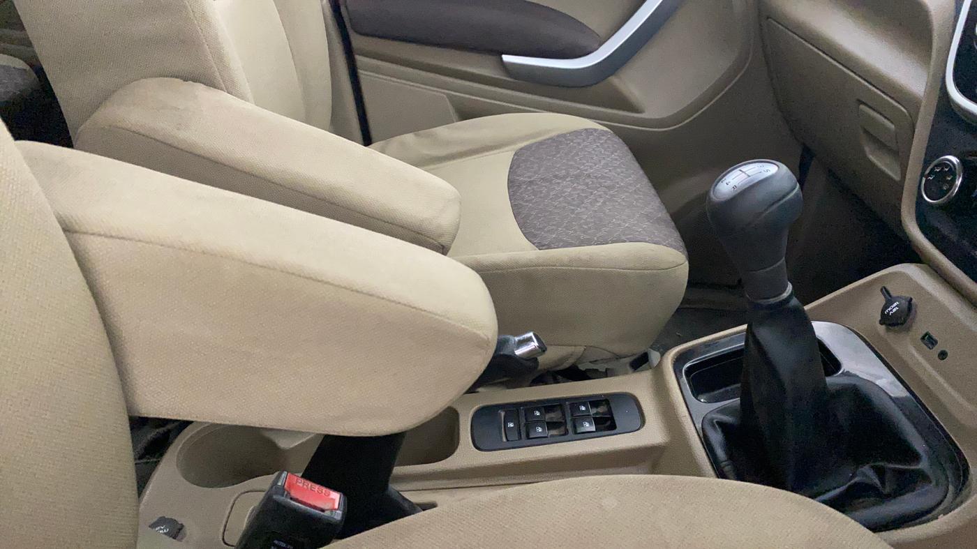 2016 Mahindra TUV300 T8, Diesel, Manual, 76,139 km, Gear Lever