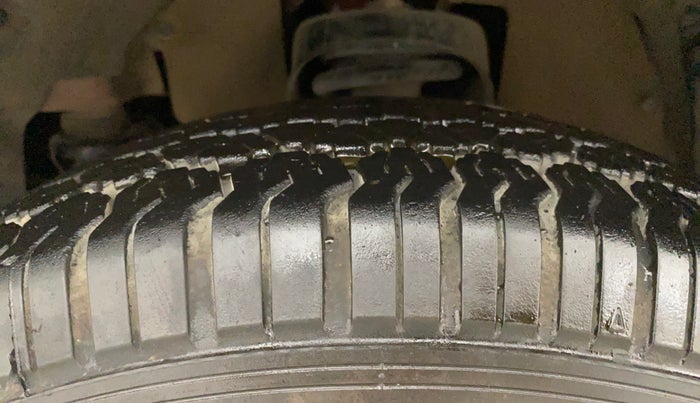 2016 Mahindra TUV300 T8, Diesel, Manual, 76,095 km, Left Front Tyre Tread