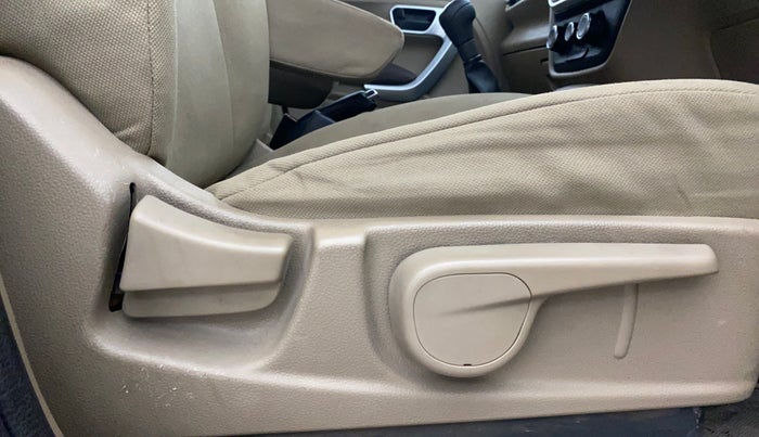 2016 Mahindra TUV300 T8, Diesel, Manual, 76,095 km, Driver Side Adjustment Panel