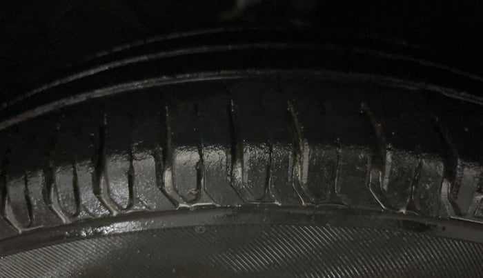 2020 Maruti Swift LXI, Petrol, Manual, 32,662 km, Left Front Tyre Tread
