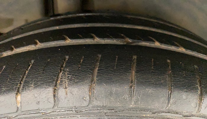 2016 Maruti Ciaz ZDI SHVS, Diesel, Manual, 48,096 km, Right Rear Tyre Tread