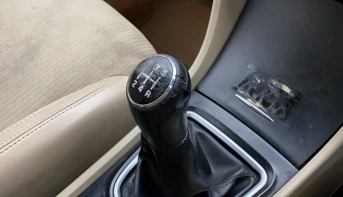2016 Maruti Ciaz ZDI SHVS, Diesel, Manual, 48,096 km, Gear lever - Knob cover torn