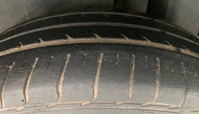 2016 Maruti Ciaz ZDI SHVS, Diesel, Manual, 48,096 km, Left Rear Tyre Tread